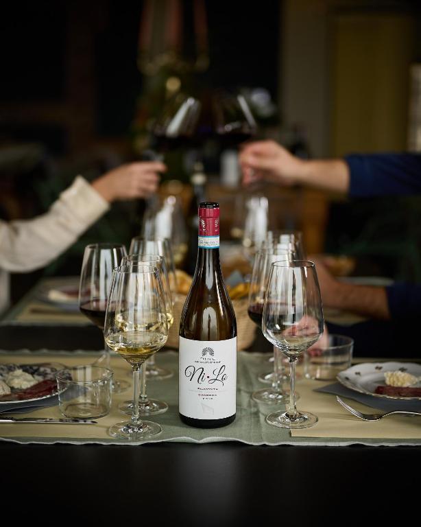Cascina Binè - Soggiorno & Pranzo in Cantina Piemonte Cascina Binè